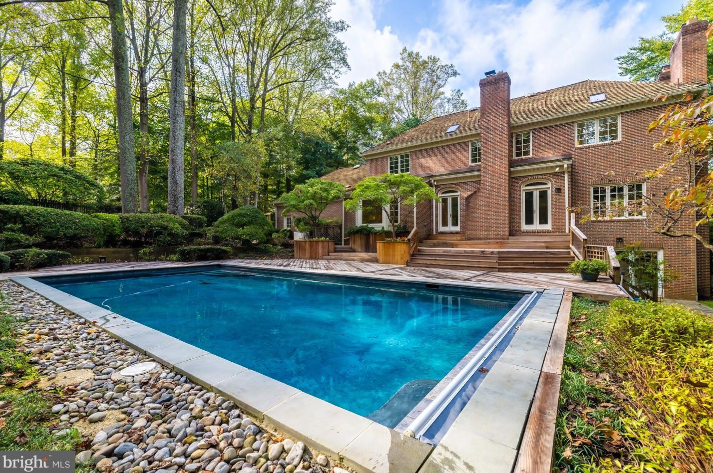 8001 Greenwich Wood Dr, Mc Lean VA 22102-1332 exterior