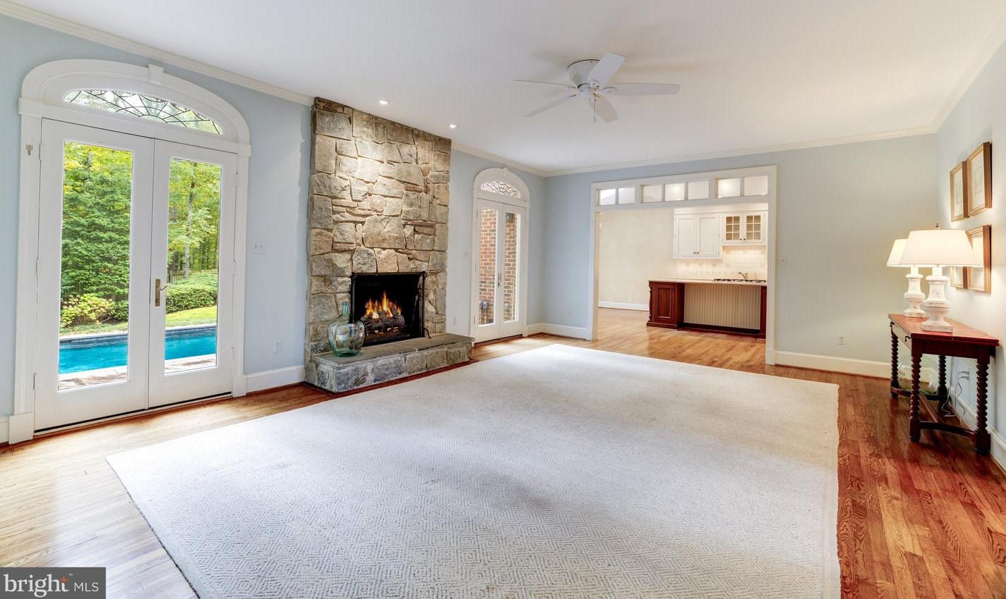 8001 Greenwich Wood Dr, Mc Lean VA 22102-1332 exterior