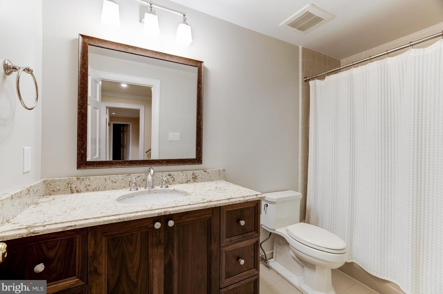 8001 Greenwich Wood Dr, Mc Lean VA 22102-1332 exterior