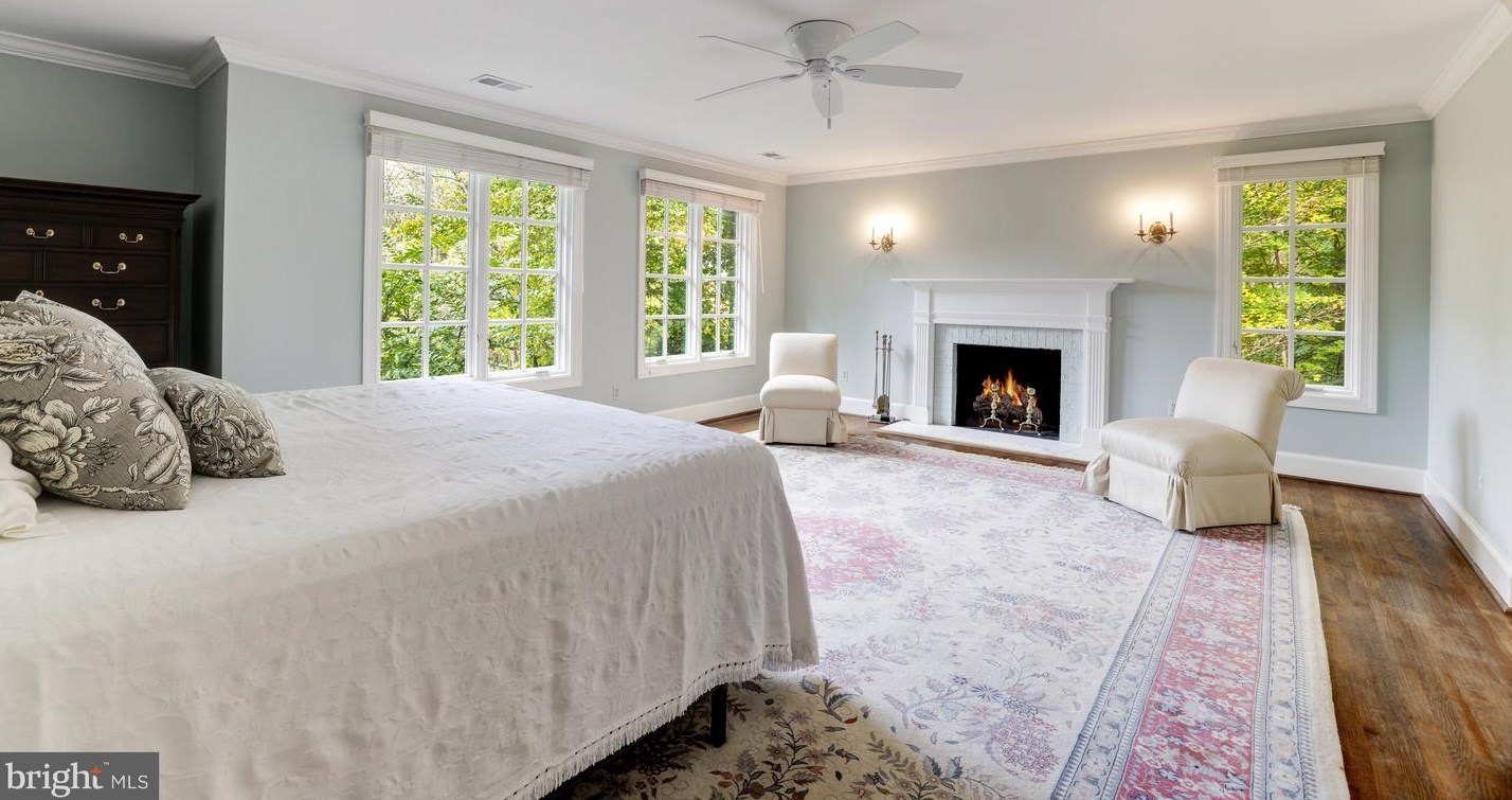 8001 Greenwich Wood Dr, Mc Lean VA 22102-1332 exterior