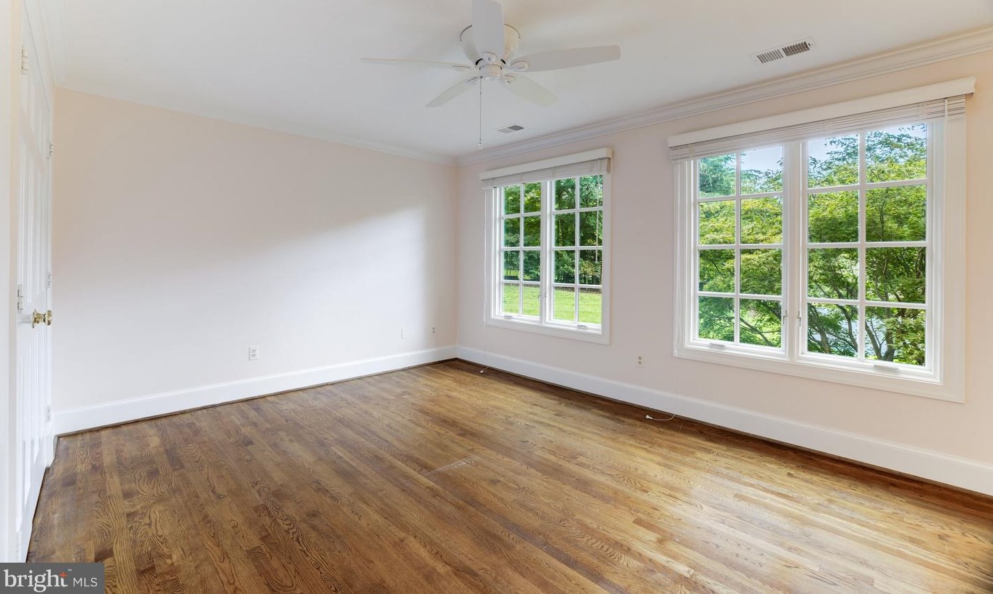 8001 Greenwich Wood Dr, Mc Lean VA 22102-1332 exterior