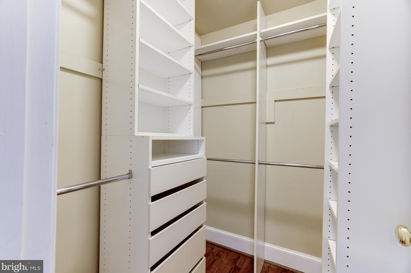 8001 Greenwich Wood Dr, Mc Lean VA 22102-1332 exterior