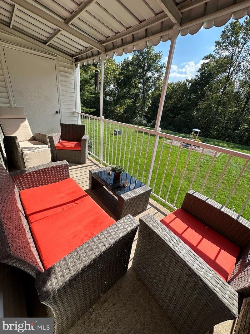 14561 Golden Oak Rd, Centreville VA  20121-2261 exterior
