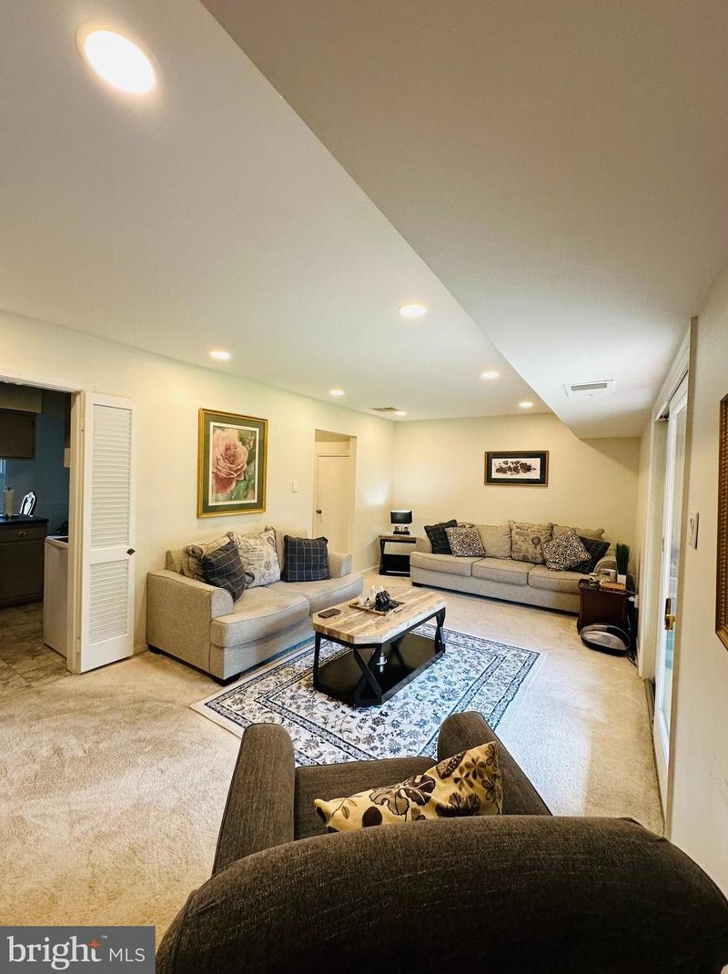 14561 Golden Oak Rd, Centreville VA  20121-2253 exterior
