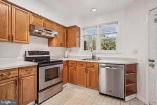 7592 Lakeside Village Dr, Falls Church, VA 22042 - Photo 15