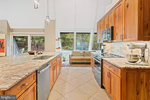 9706 Beach Mill Rd, Great Falls, VA 22066 - Photo 9