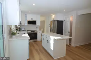 8375 Magic Leaf Rd, Springfield, VA 22153 - Photo 9