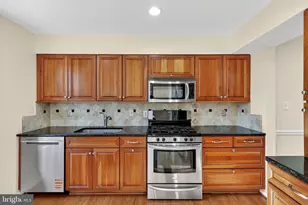 7701 Solomon Seal Dr, Springfield, VA 22152 - Photo 13