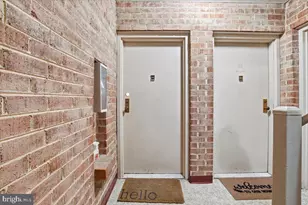 9713 Kings Crown Ct, Fairfax, VA 22031 - Photo 3