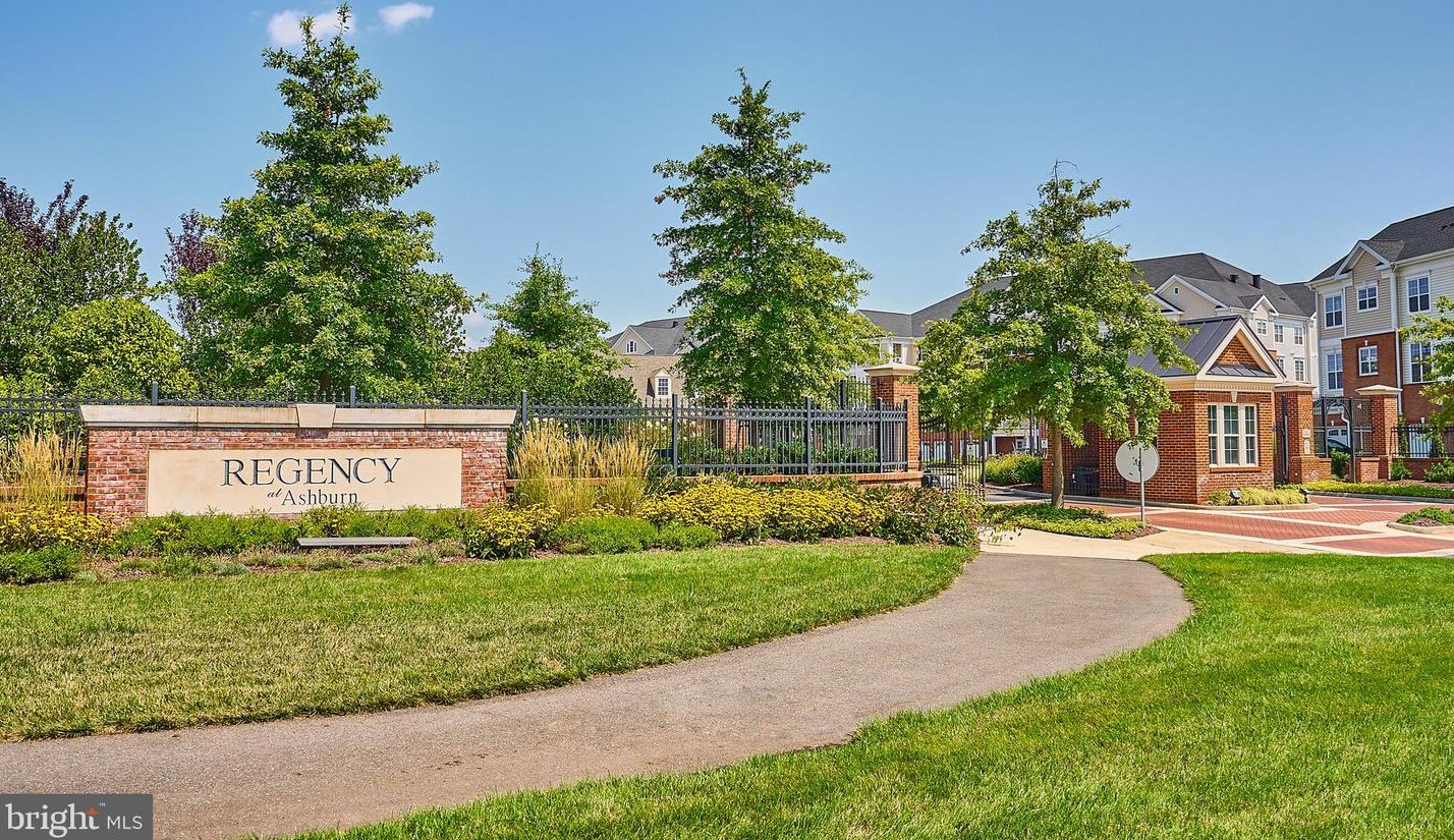 44589 York Crest Ter, Ashburn VA  20147 exterior