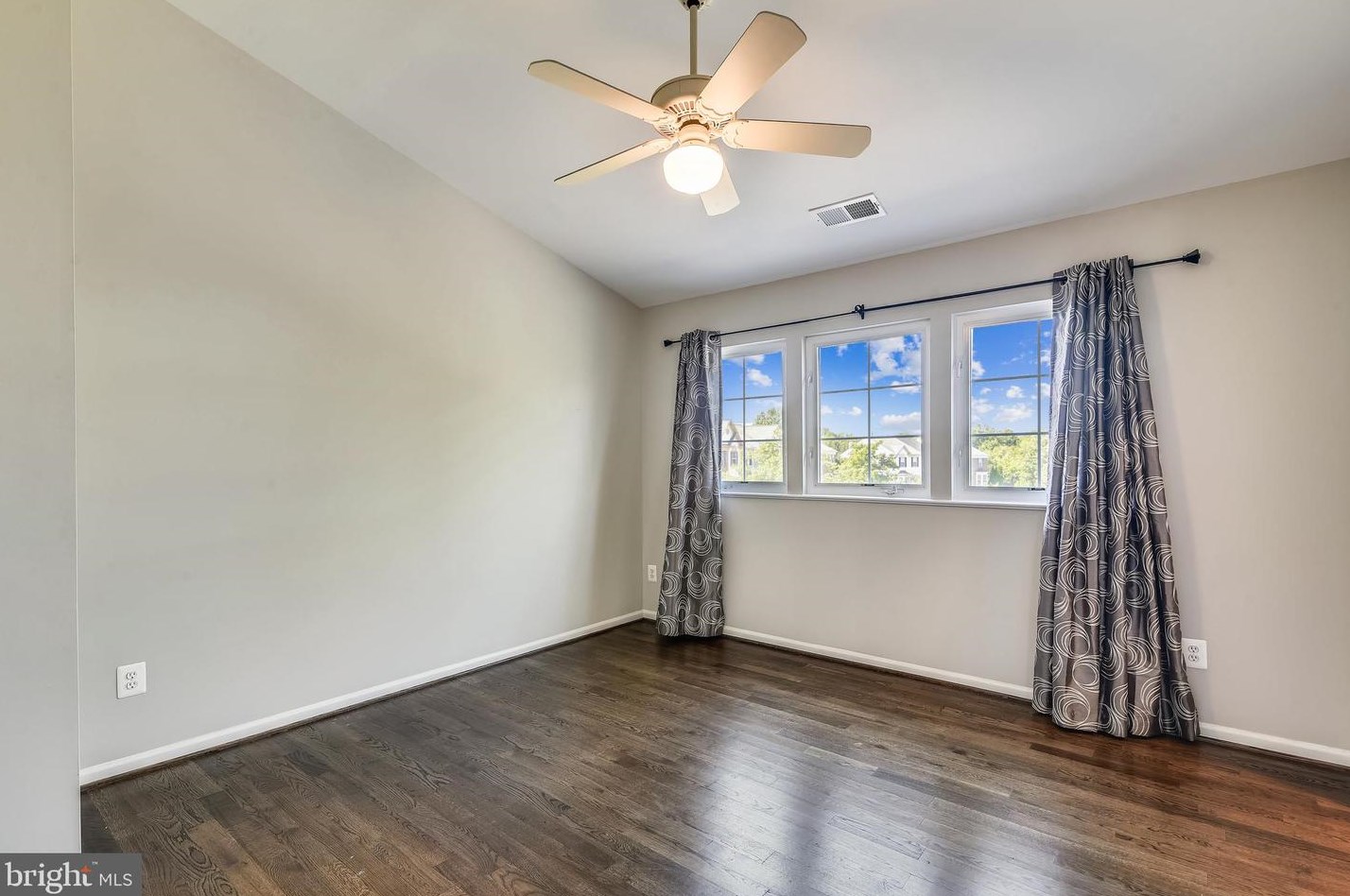 43395 Chokeberry Sq, Ashburn VA  20147-4001 exterior