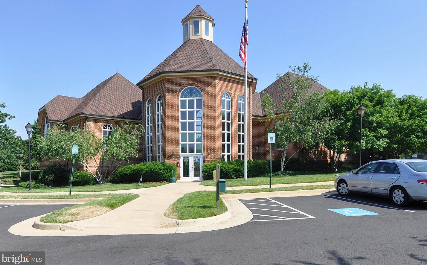 43395 Chokeberry Sq, Ashburn VA  20147-4001 exterior