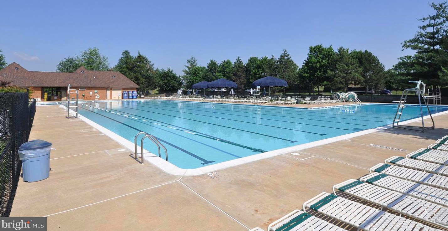 43395 Chokeberry Sq, Ashburn VA  20147-4001 exterior