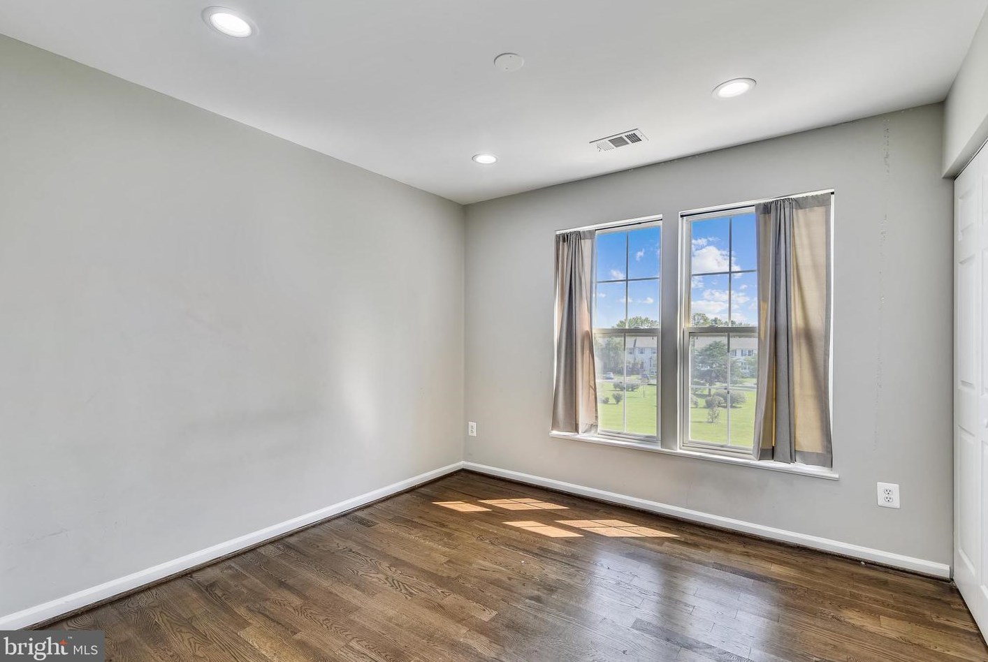 43395 Chokeberry Sq, Ashburn VA  20147-4001 exterior