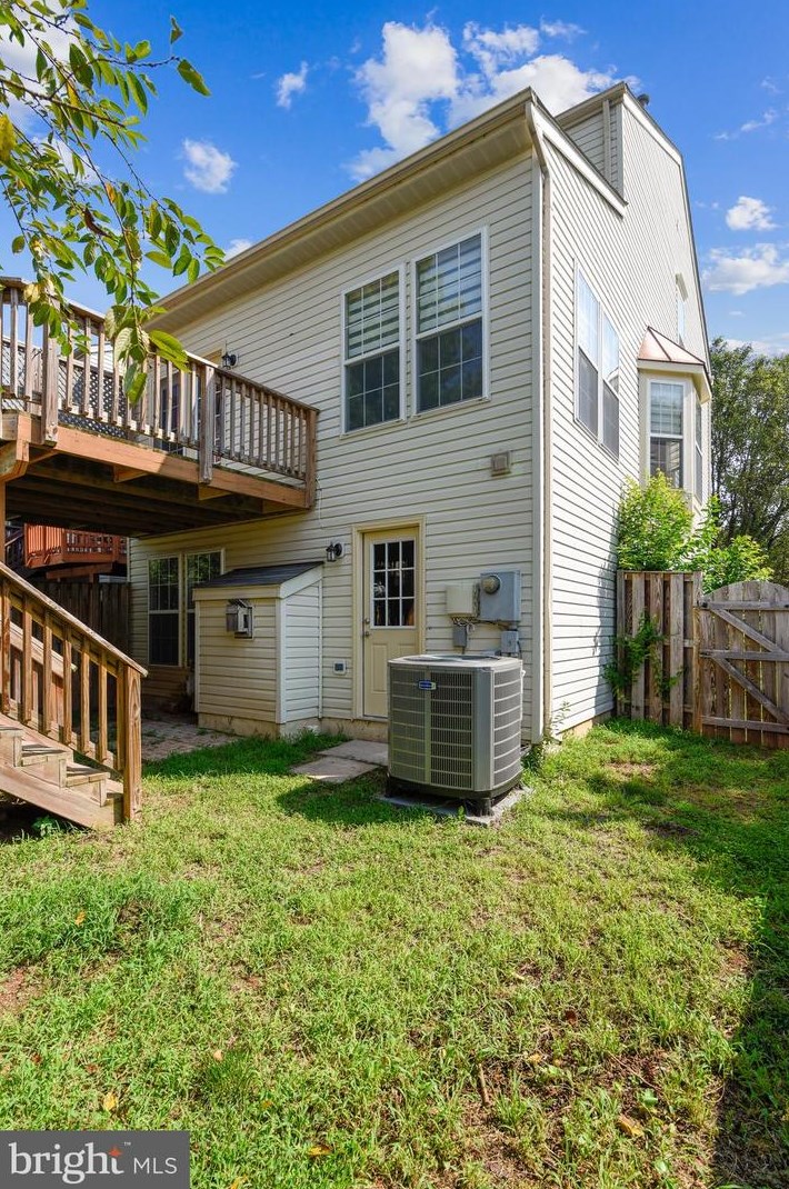 43395 Chokeberry Sq, Ashburn VA  20147-4001 exterior