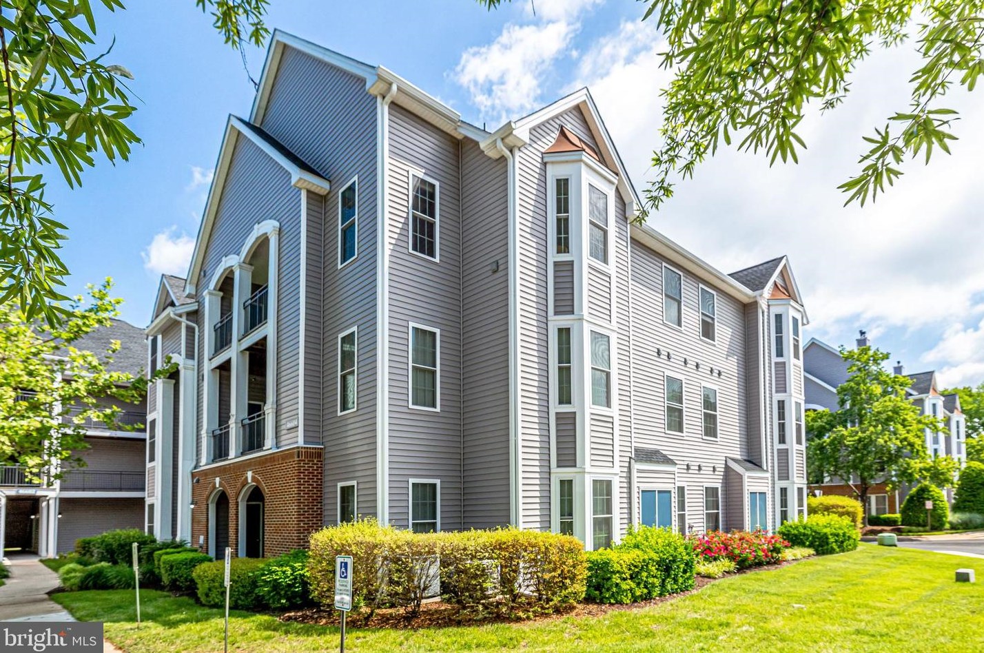 46604 Ellicott Sq, Dulles VA  20165-4329 exterior