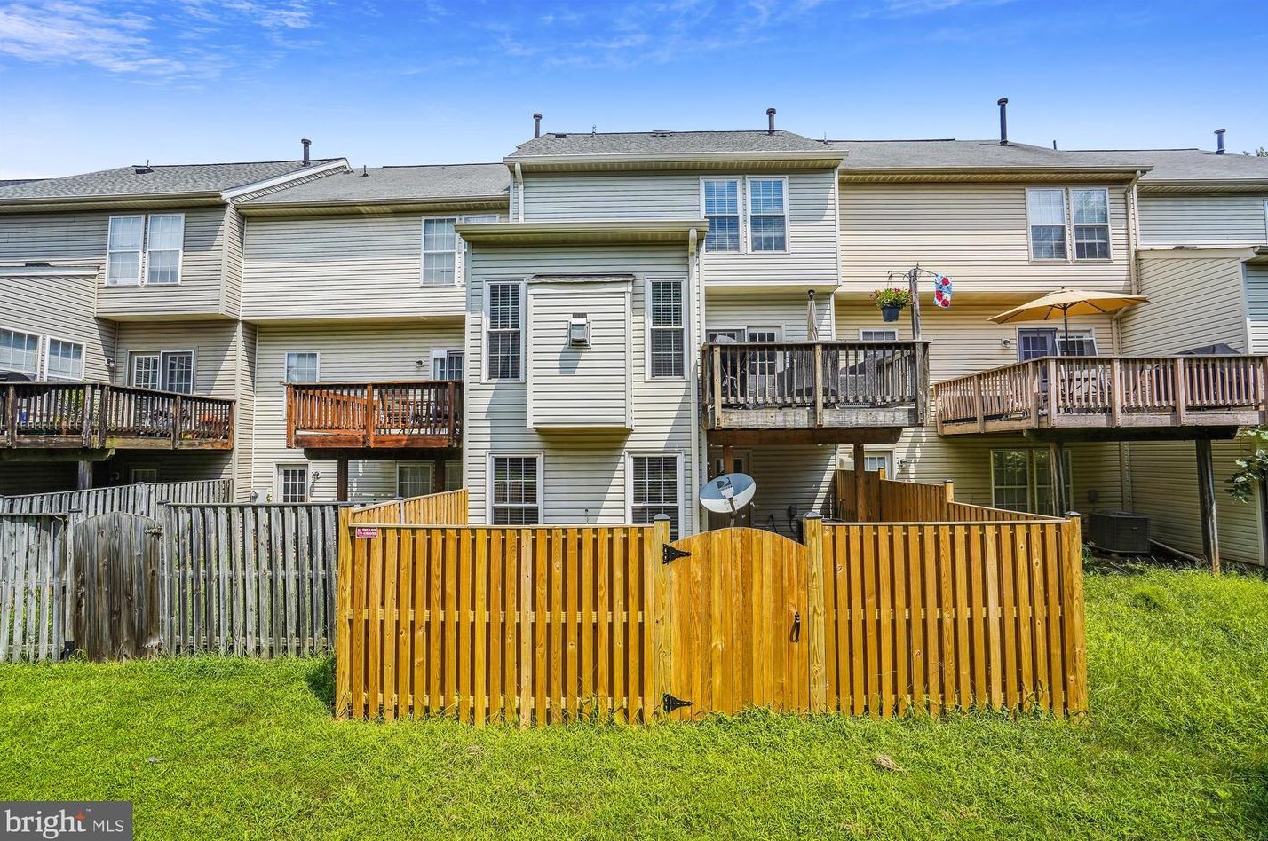 46714 Cavendish Sq, Dulles VA  20165-4327 exterior