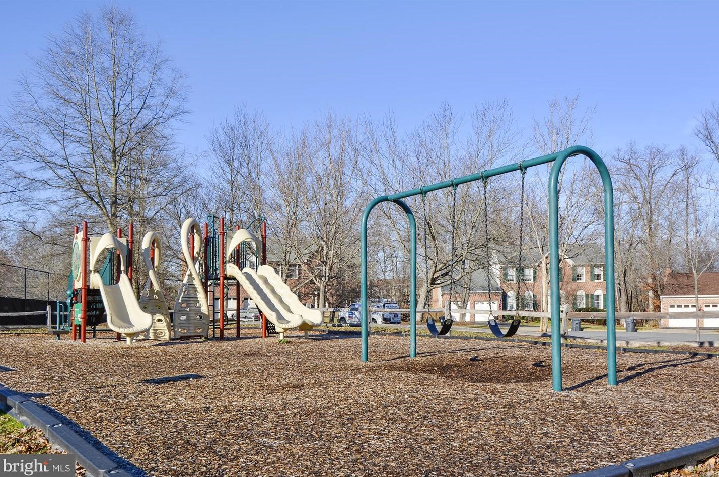 46714 Cavendish Sq, Dulles VA  20165-4327 exterior