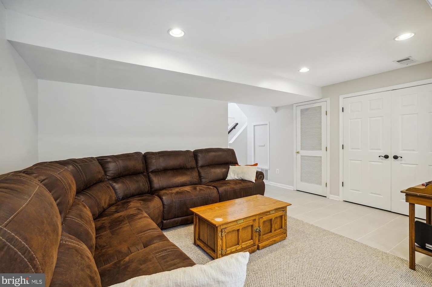 46714 Cavendish Sq, Dulles VA  20165-4327 exterior