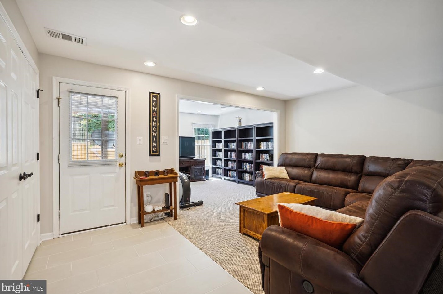 46714 Cavendish Sq, Dulles VA  20165-4327 exterior