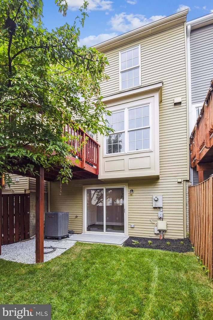 45581 Hutchens Sq, Sterling VA  20166-3009 exterior