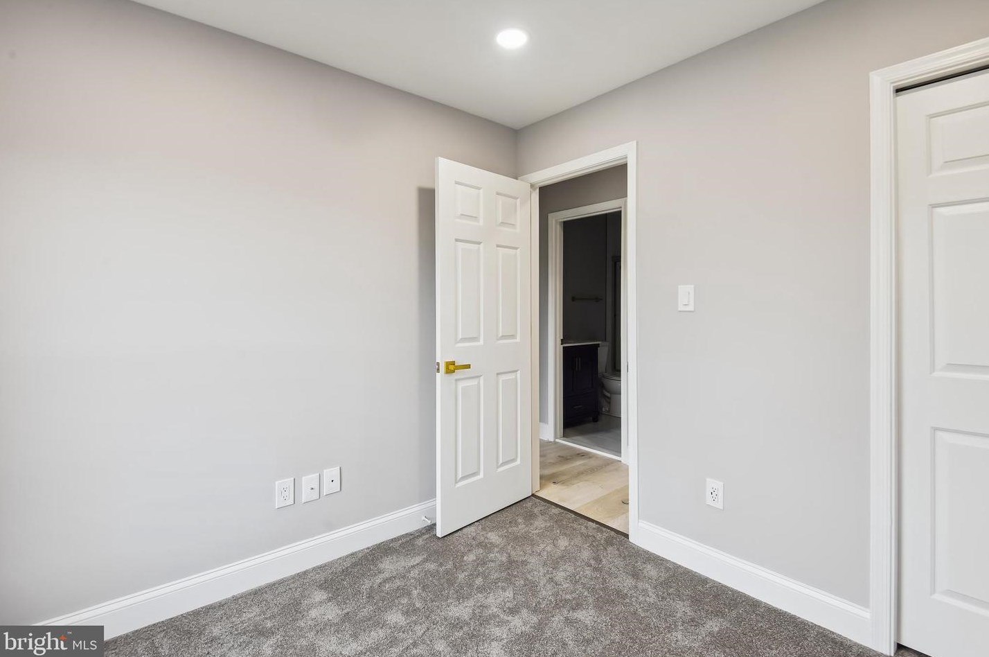 45581 Hutchens Sq, Sterling VA  20166-3009 exterior