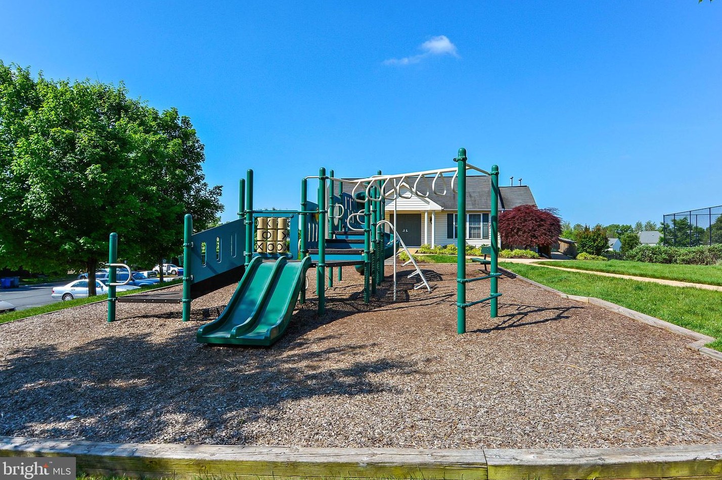 45581 Hutchens Sq, Sterling VA  20166-3009 exterior