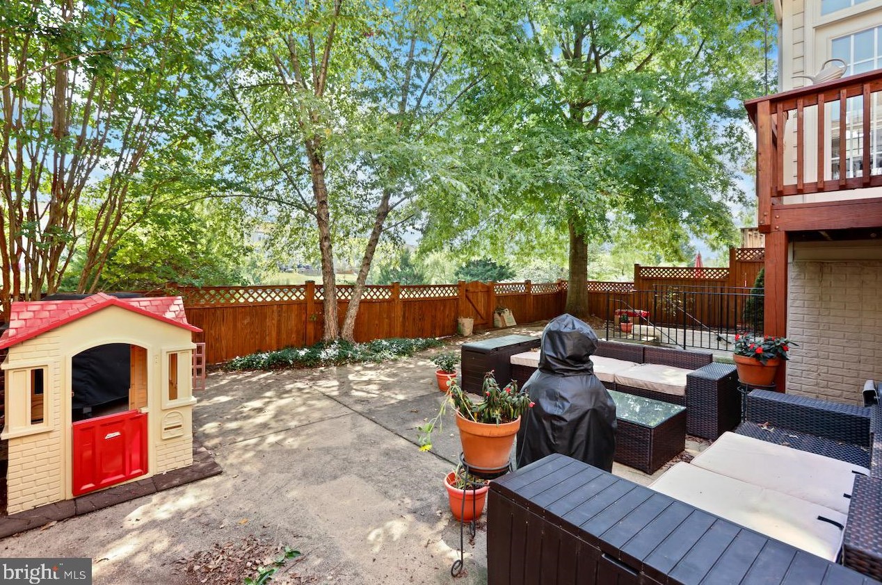 20946 Winola Ter, Ashburn VA 20147-6482 exterior