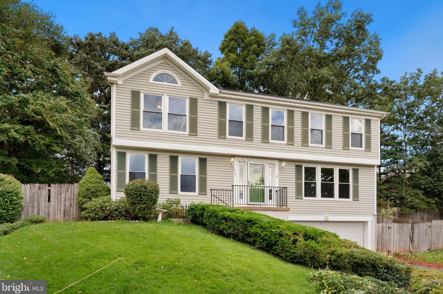 215 Trail Ct, Dulles VA  20164-5520 exterior