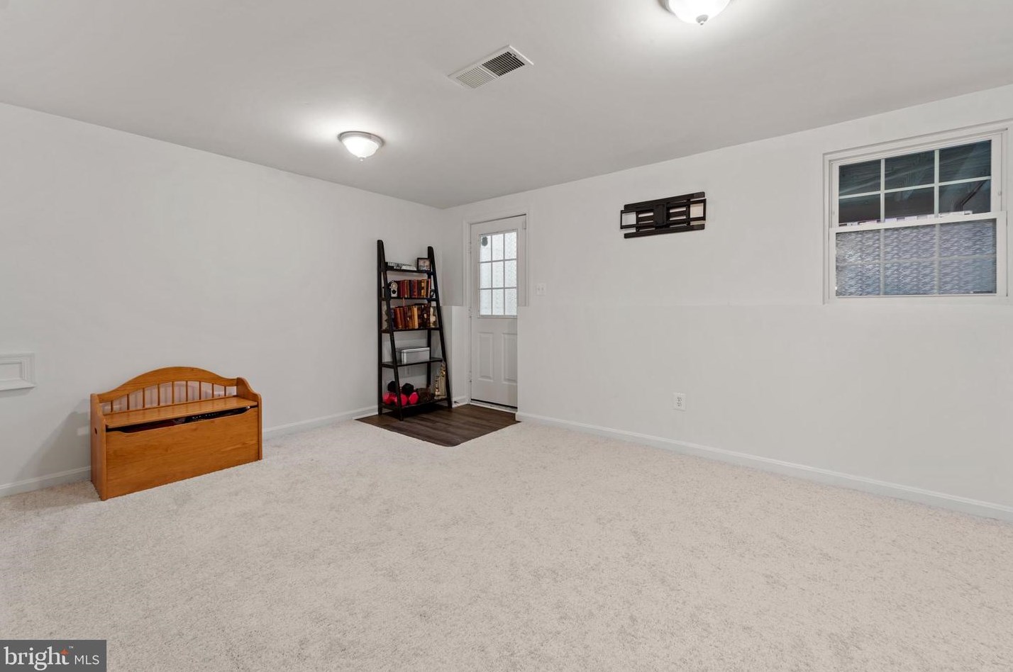 45601 Whitcomb Sq, Dulles VA  20166-3001 exterior