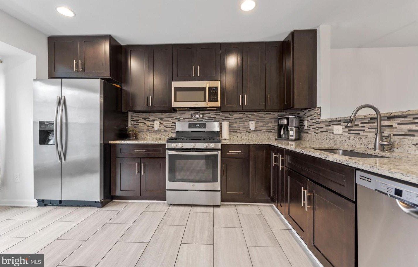45601 Whitcomb Sq, Dulles VA  20166-3001 exterior