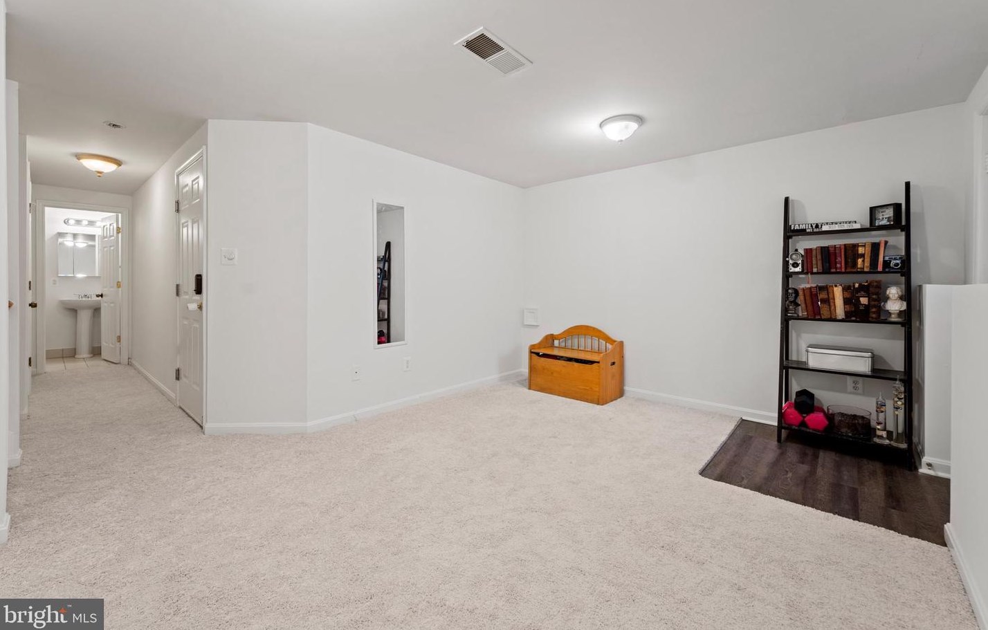 45601 Whitcomb Sq, Dulles VA  20166-3001 exterior
