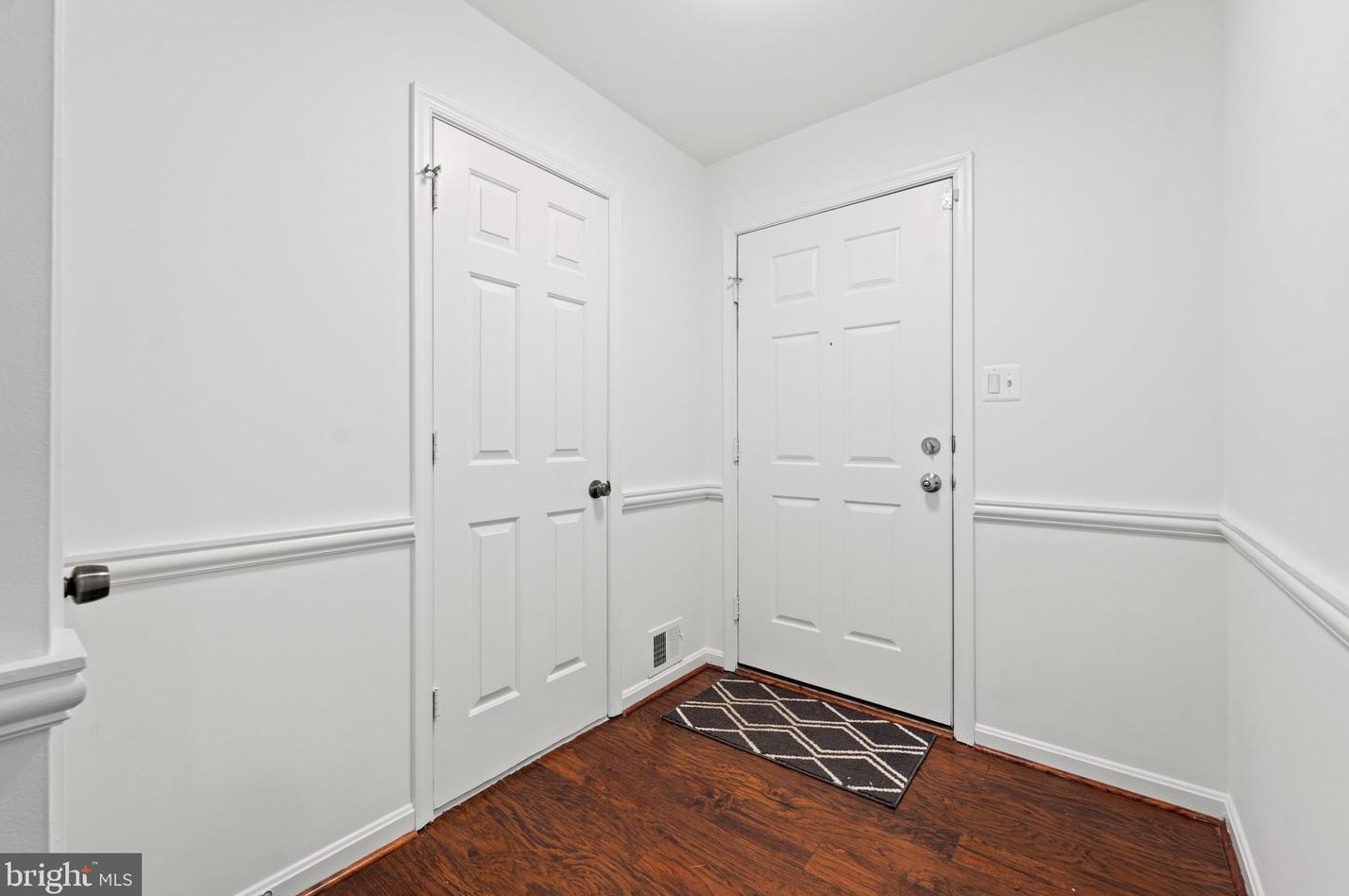 45601 Whitcomb Sq, Dulles VA  20166-3001 exterior