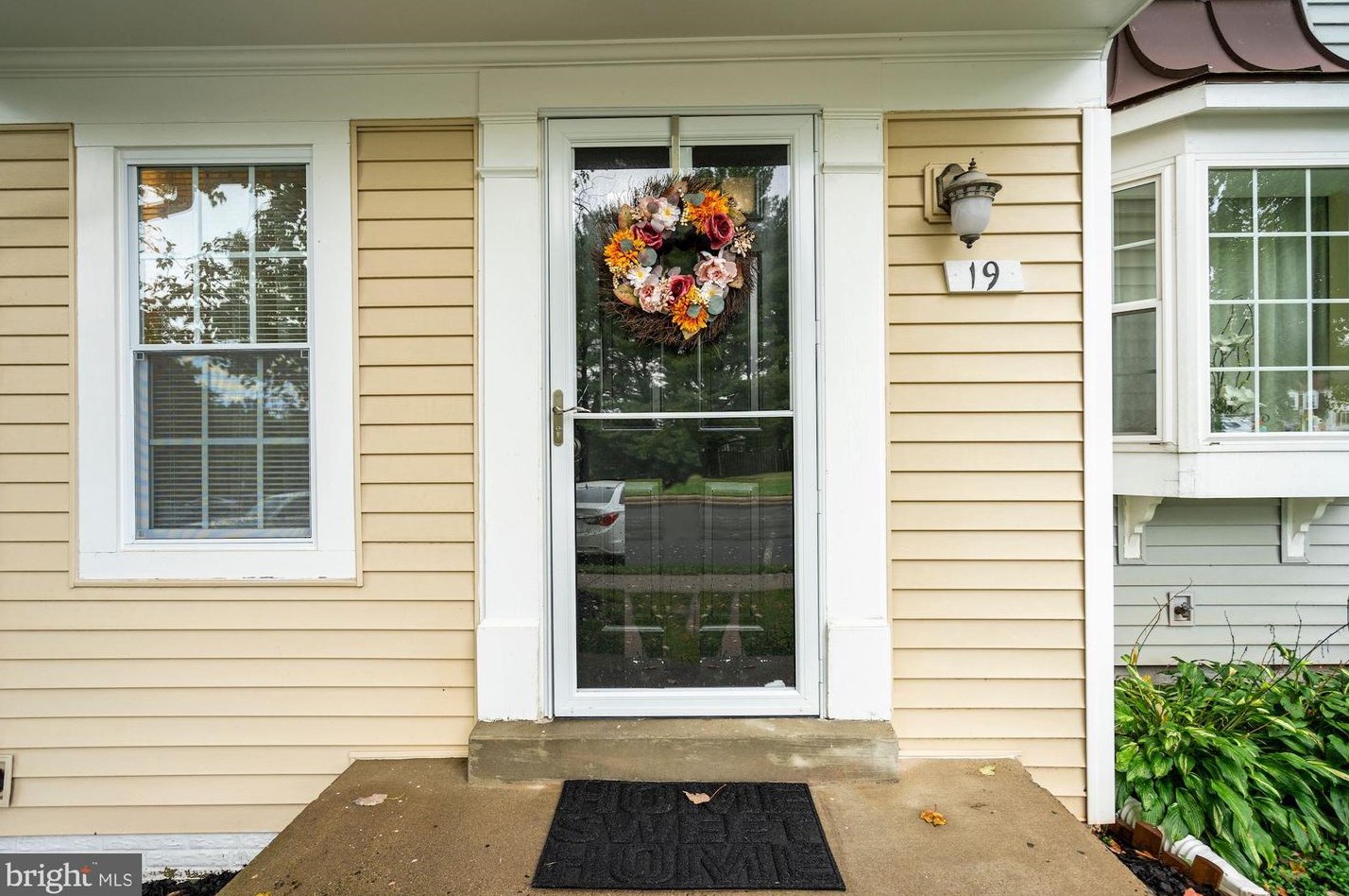 19 Alden Ct, Dulles VA  20165-5709 exterior