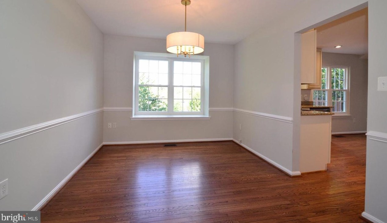 27 Newland Ct, Dulles VA  20165-6012 exterior