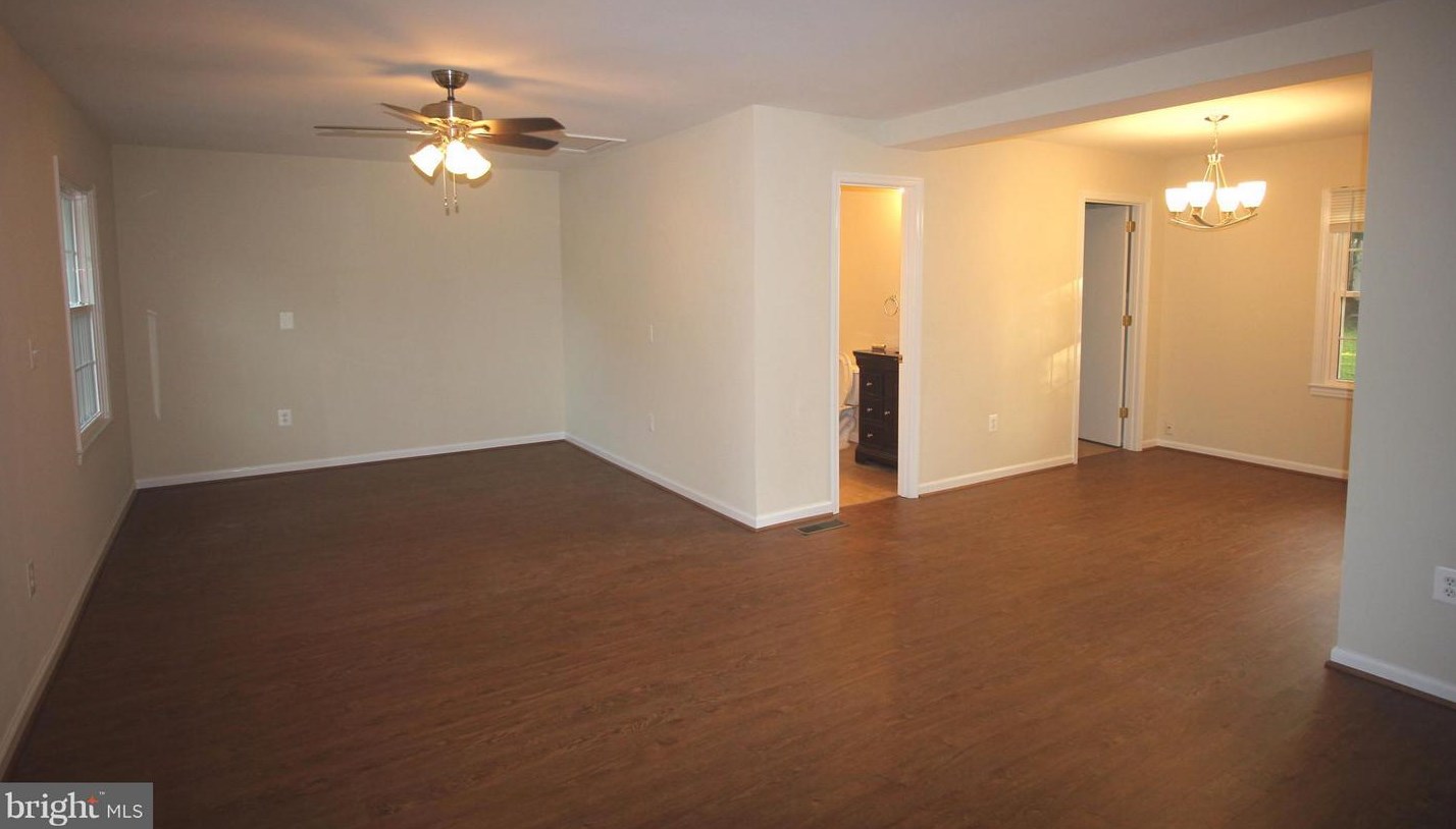 605 Maple Ave, Dulles VA  20164-4232 exterior