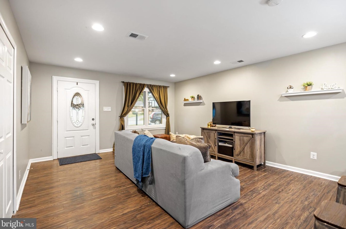 205 Alder Ave, Dulles VA  20164-3912 exterior