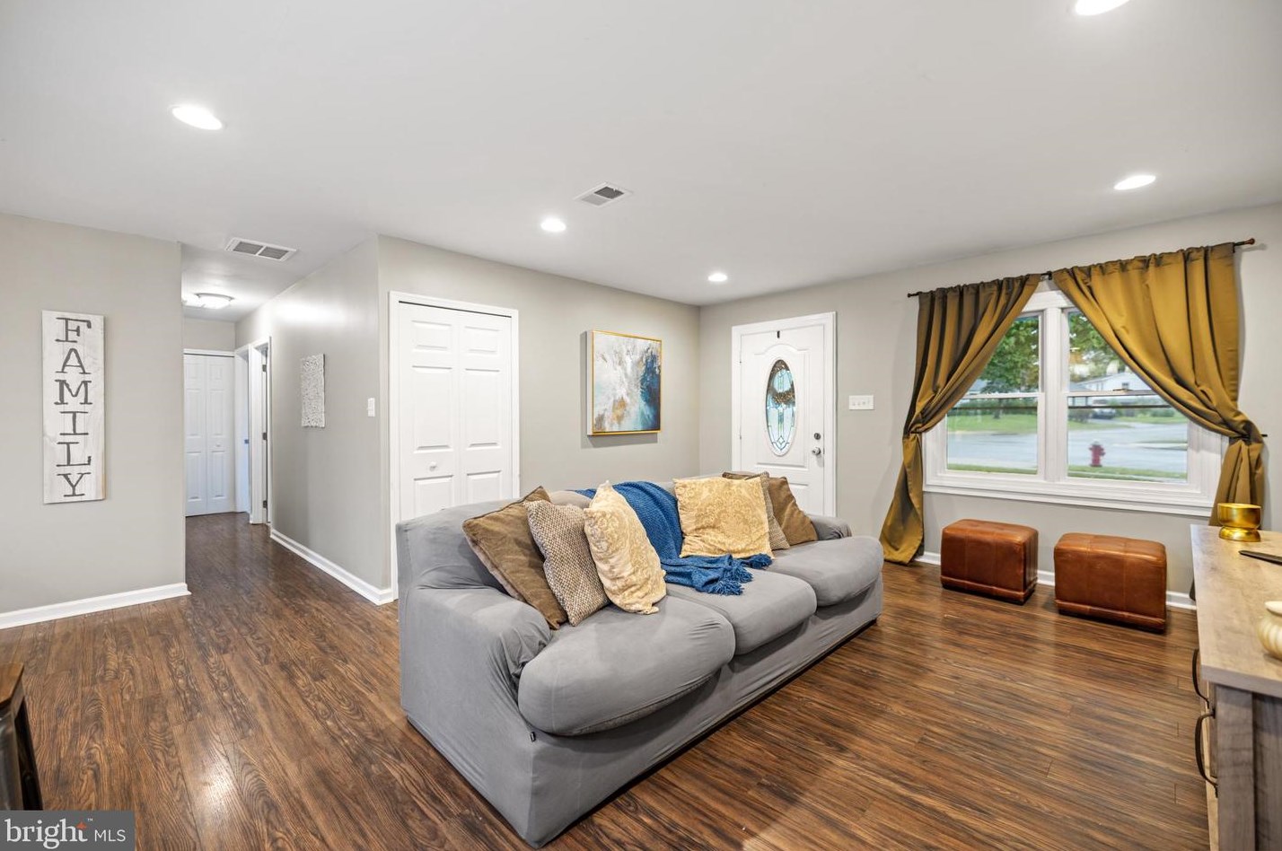 205 Alder Ave, Dulles VA  20164-4011 exterior