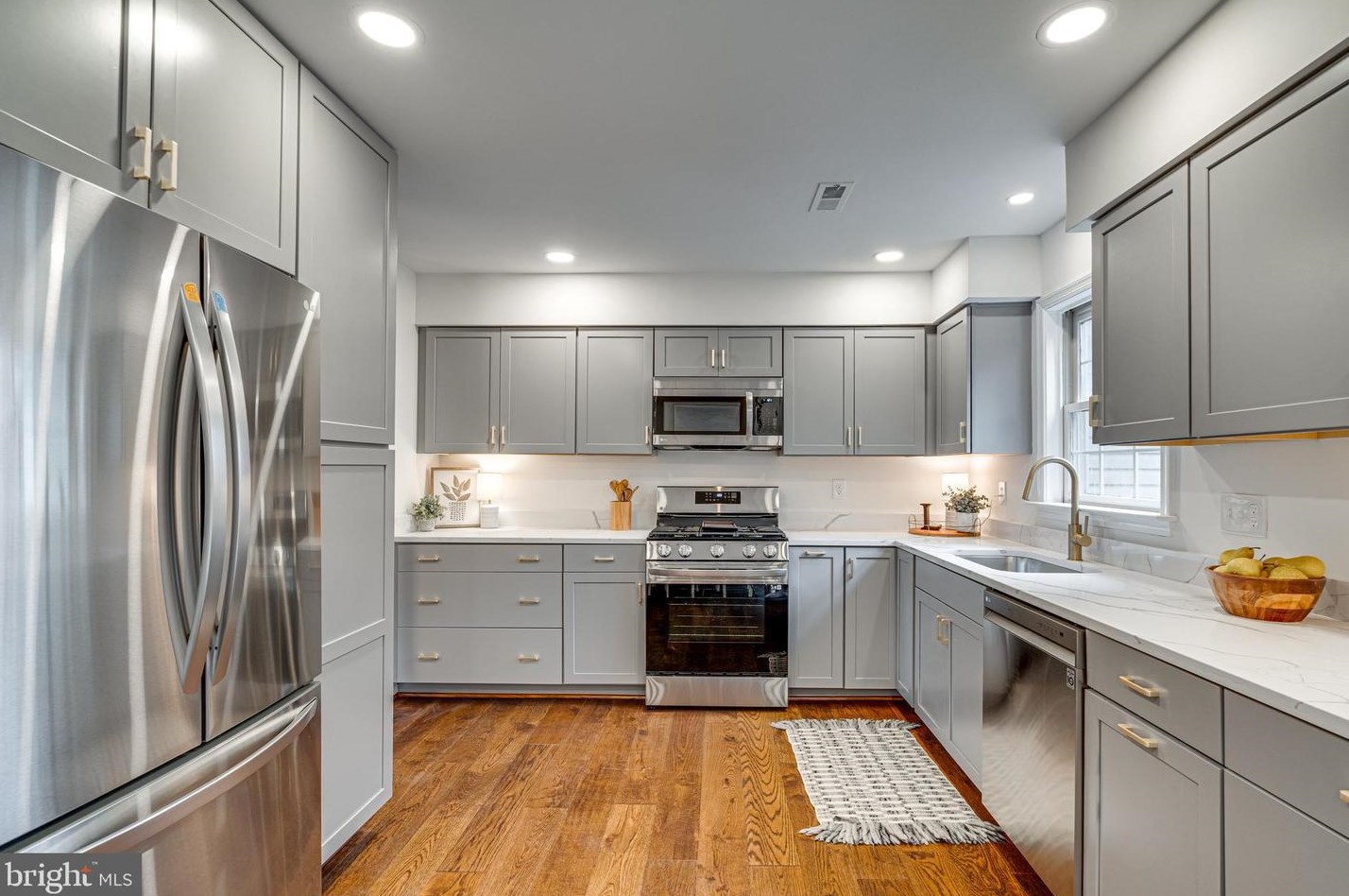 20930 Sandstone Sq, Dulles VA  20165-7208 exterior