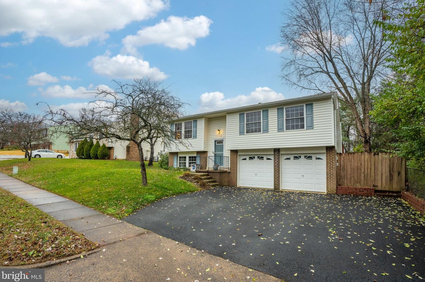 702 Argonne Ave, Dulles VA  20164-2922 exterior