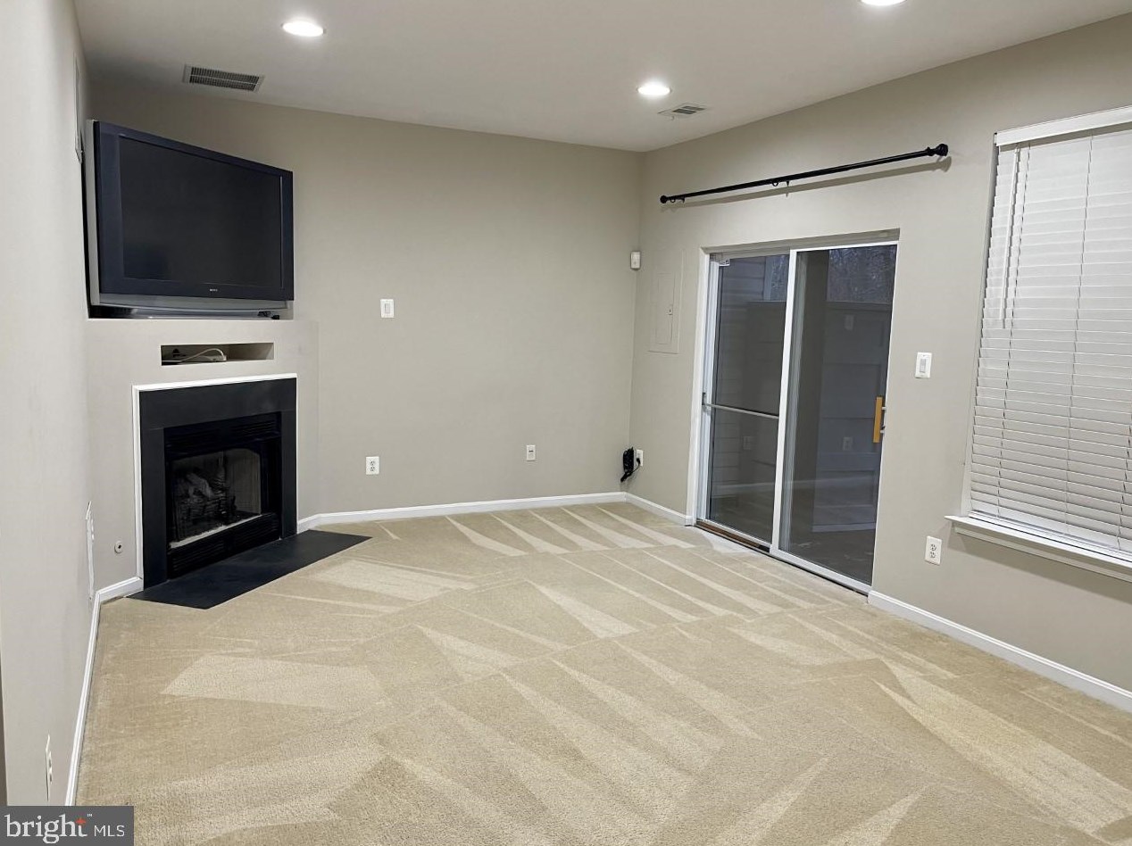 43113 Forest Edge Sq, Ashburn VA  20148-4046 exterior