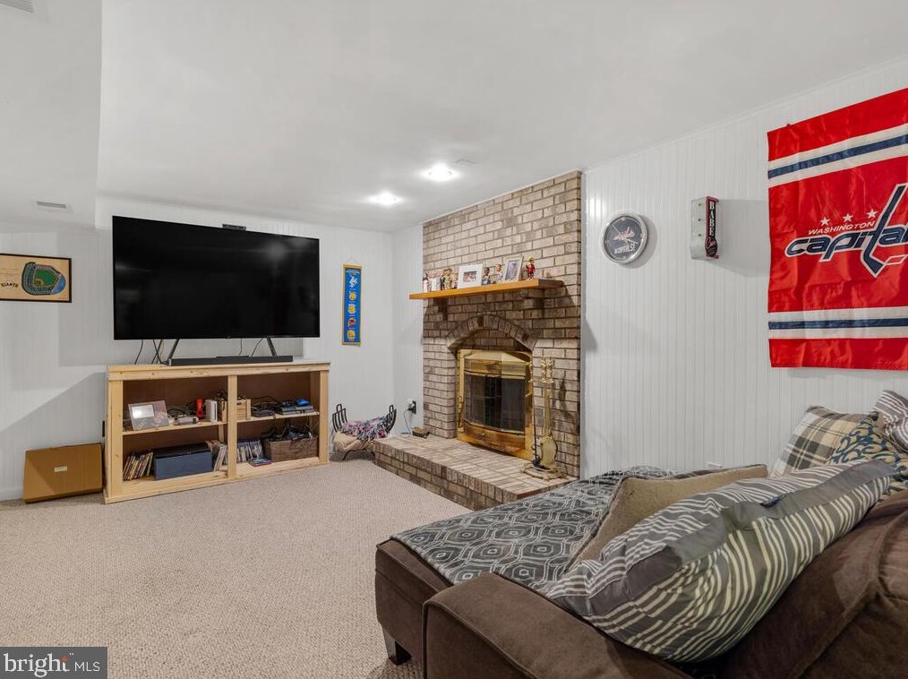 4 Oakdale Ct, Dulles VA  20165-5641 exterior