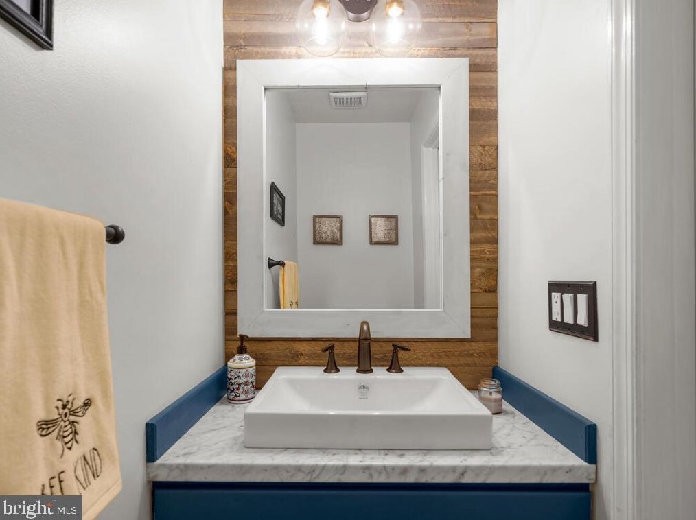 4 Oakdale Ct, Dulles VA  20165-5641 exterior