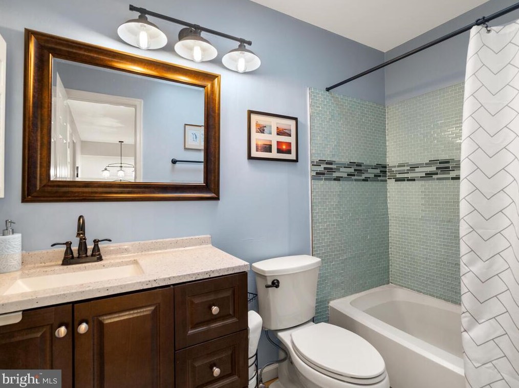 4 Oakdale Ct, Dulles VA  20165-5641 exterior