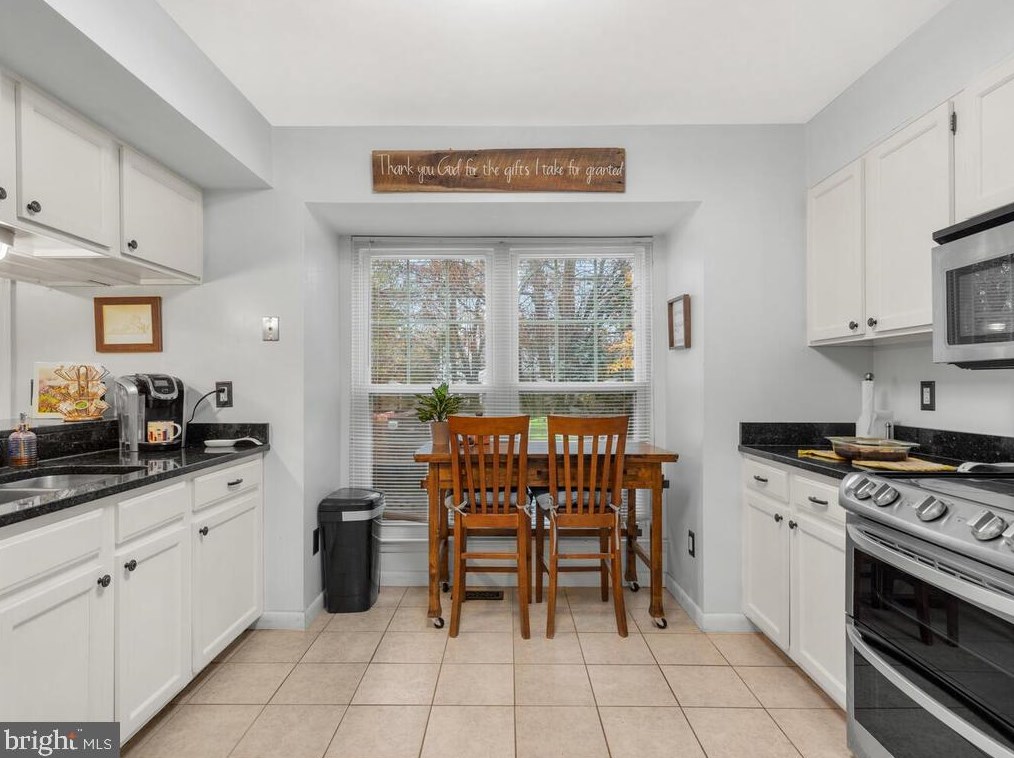 4 Oakdale Ct, Dulles VA  20165-5641 exterior