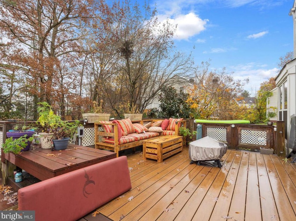 4 Oakdale Ct, Dulles VA  20165-5641 exterior