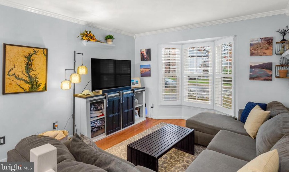 4 Oakdale Ct, Dulles VA  20165-5641 exterior