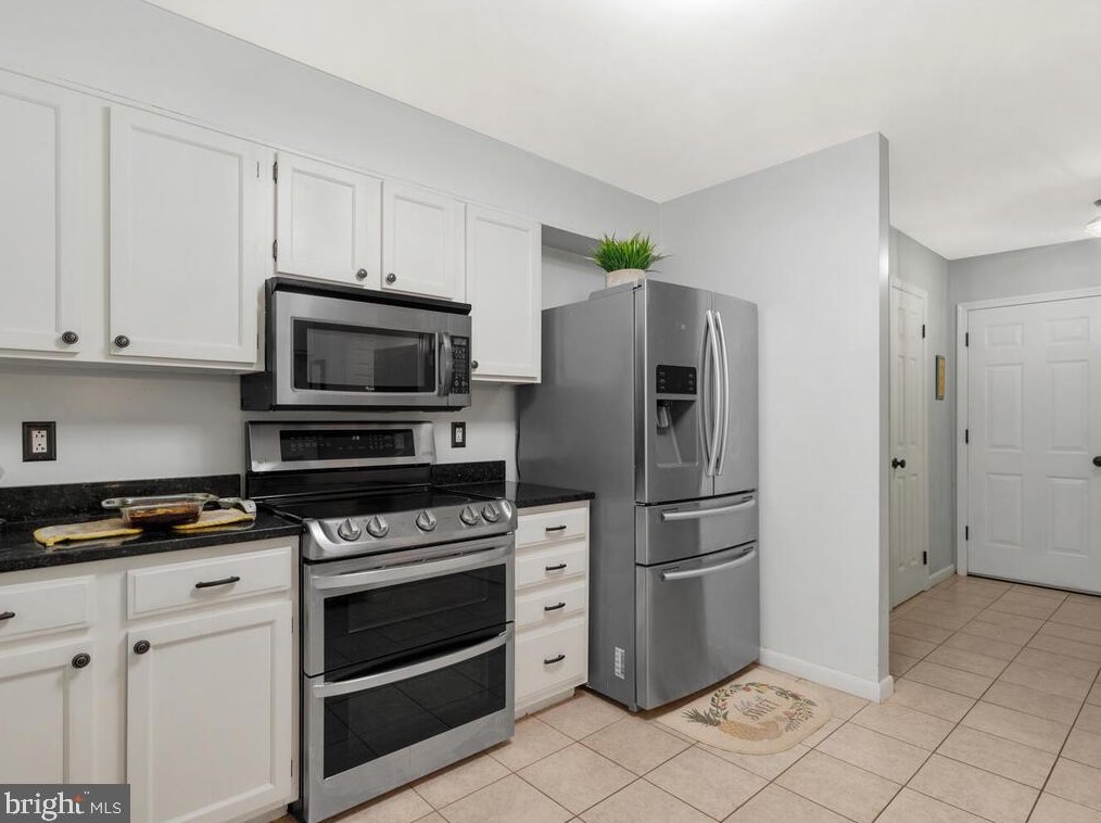 4 Oakdale Ct, Dulles VA  20165-5641 exterior