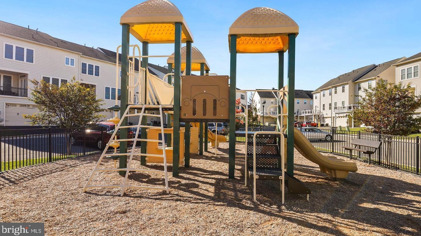 42525 Pine Forest Dr, Fairfax VA  20152-6095 exterior