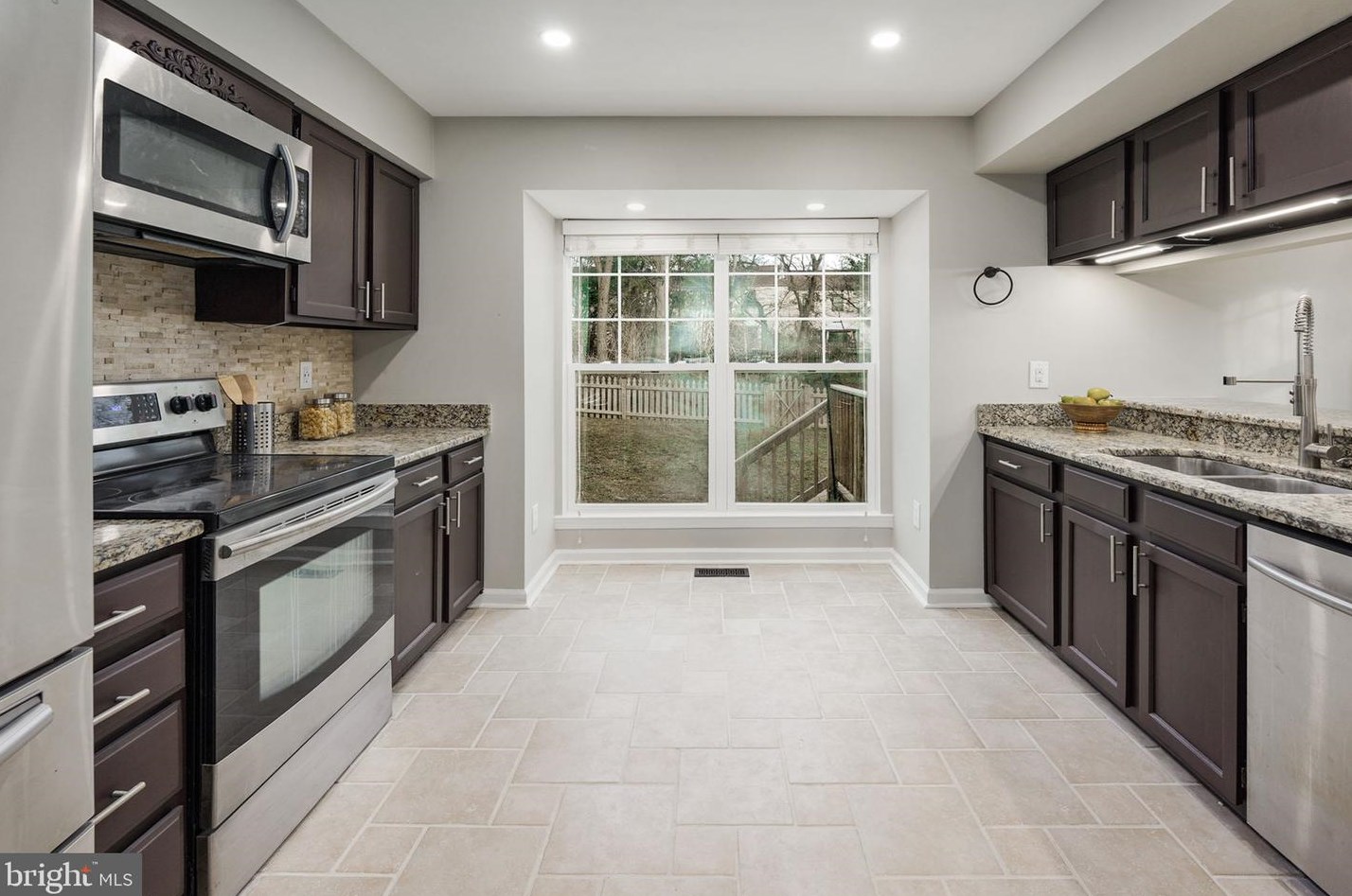 14 Fenton Wood Dr, Dulles VA  20165-5718 exterior